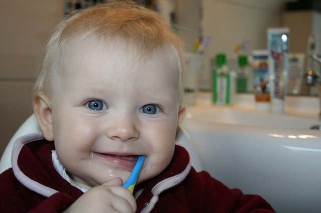 bayi sikat gigi